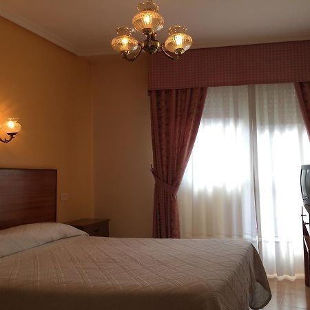 Hotel Restaurante Derby Carballino Bagian luar foto