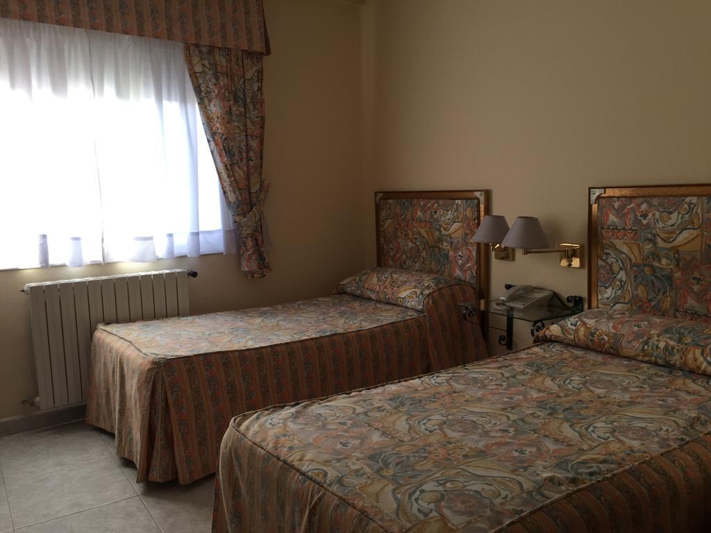 Hotel Restaurante Derby Carballino Bagian luar foto