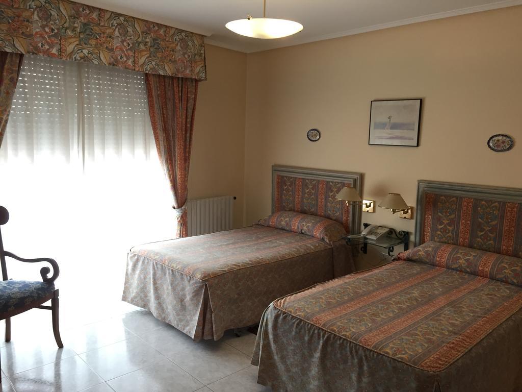 Hotel Restaurante Derby Carballino Bagian luar foto