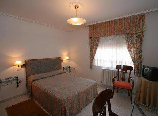 Hotel Restaurante Derby Carballino Bagian luar foto