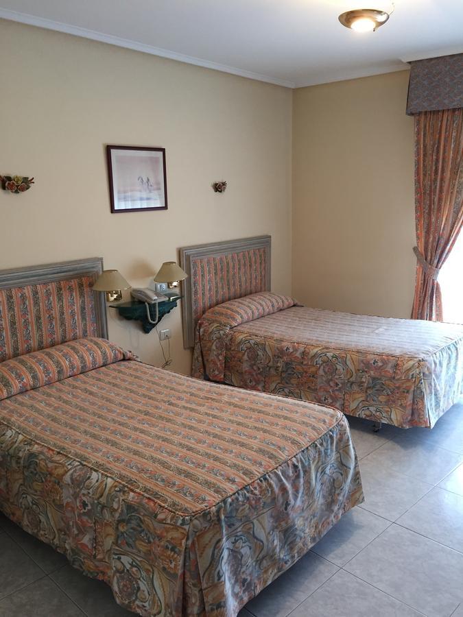 Hotel Restaurante Derby Carballino Bagian luar foto