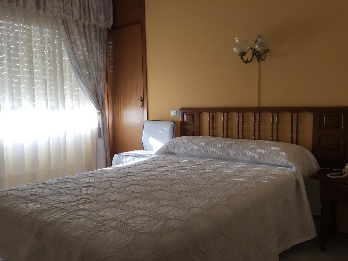 Hotel Restaurante Derby Carballino Bagian luar foto