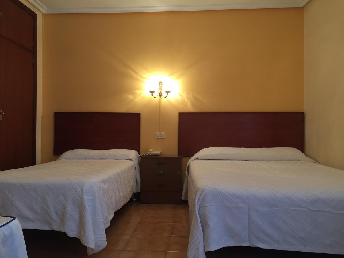 Hotel Restaurante Derby Carballino Bagian luar foto