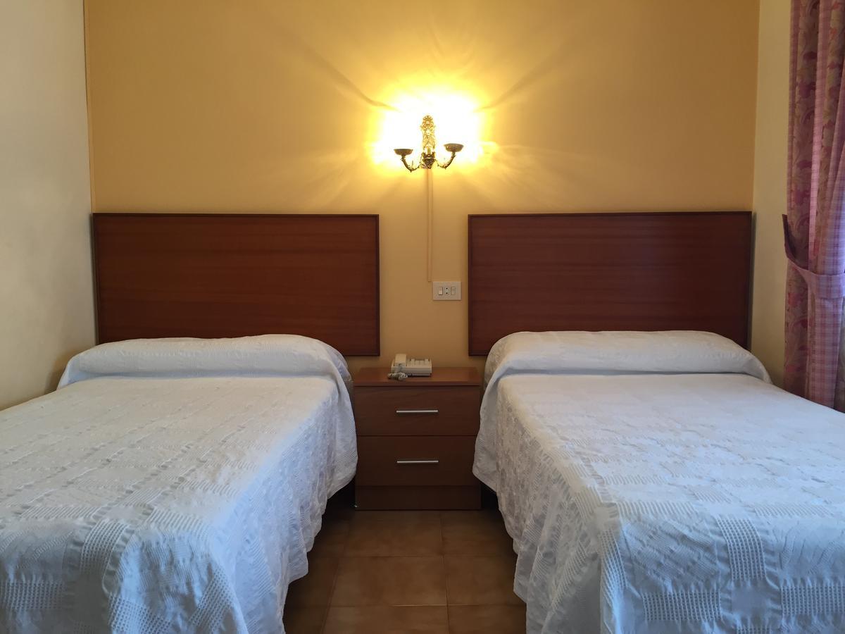 Hotel Restaurante Derby Carballino Bagian luar foto