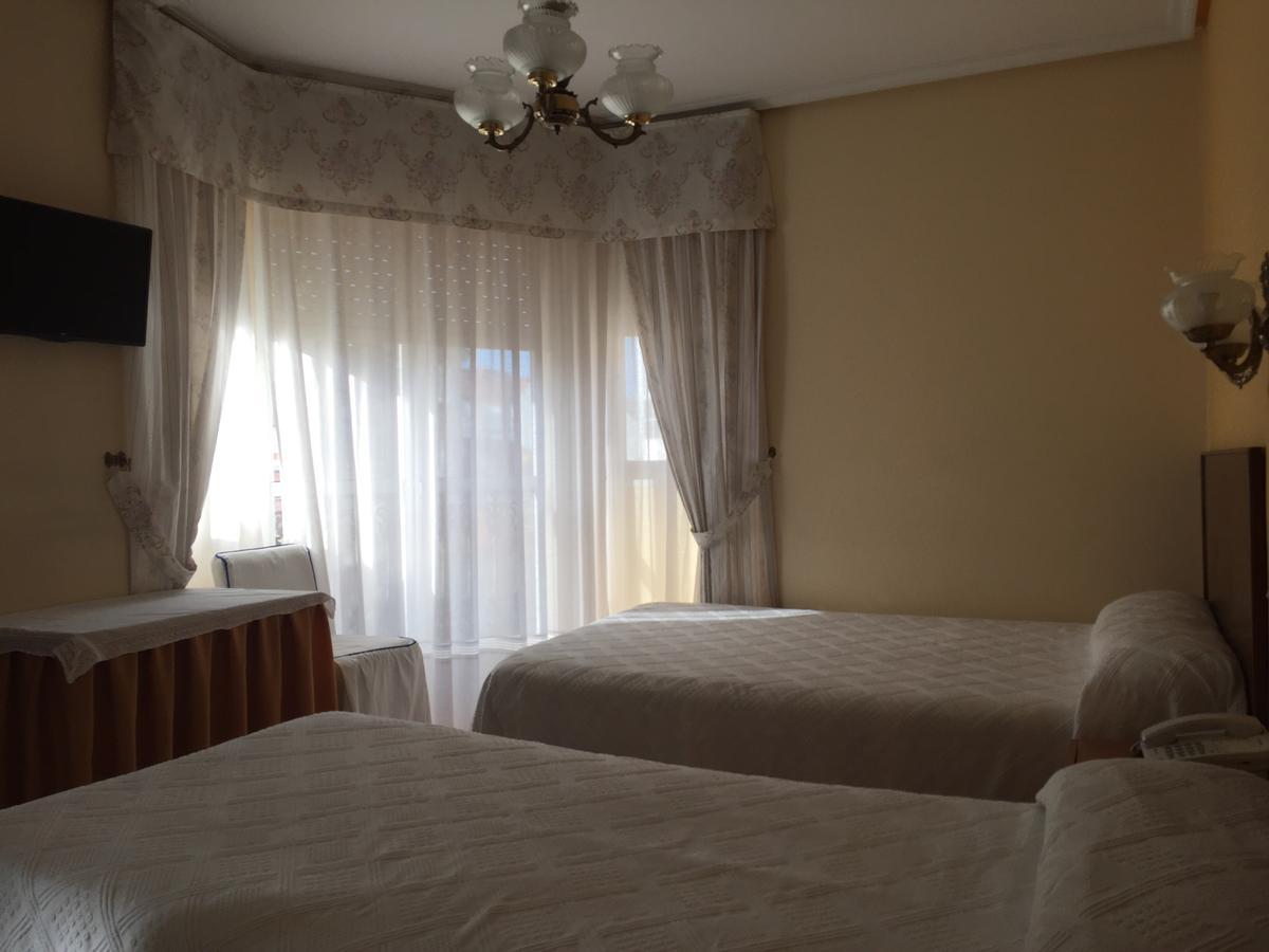 Hotel Restaurante Derby Carballino Bagian luar foto