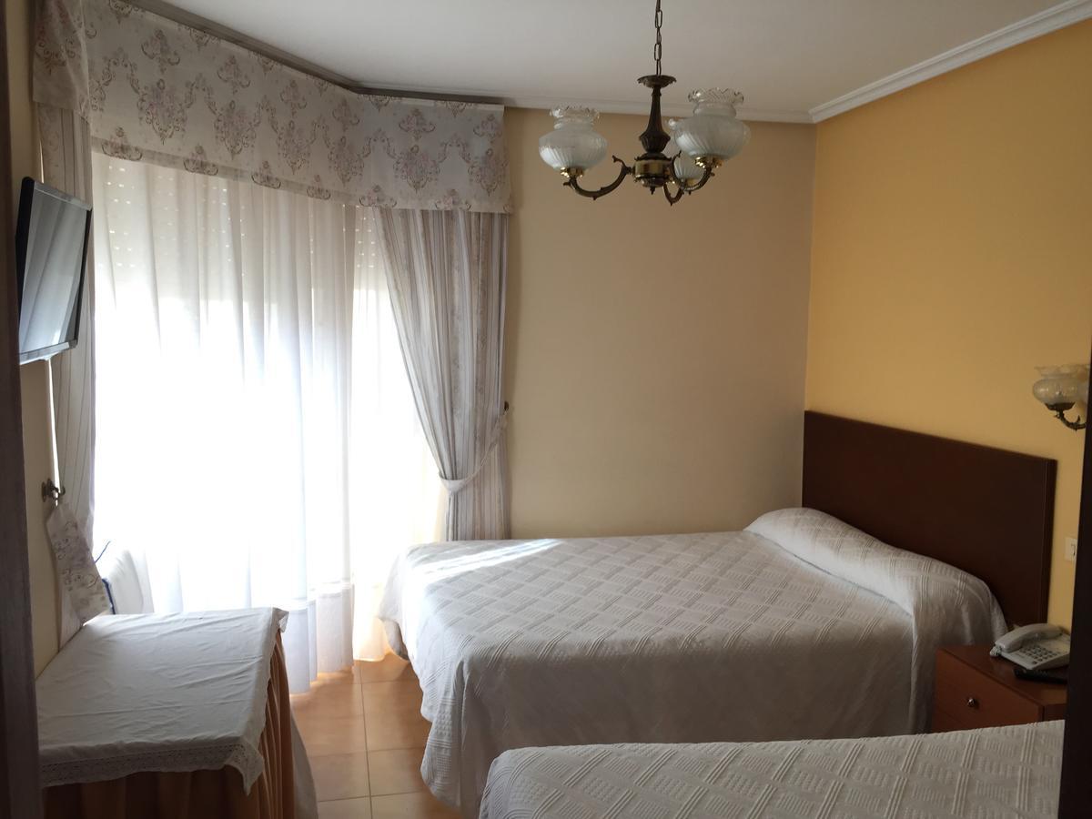 Hotel Restaurante Derby Carballino Bagian luar foto