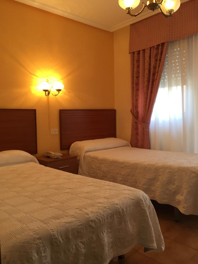 Hotel Restaurante Derby Carballino Bagian luar foto