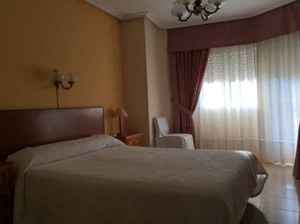 Hotel Restaurante Derby Carballino Bagian luar foto